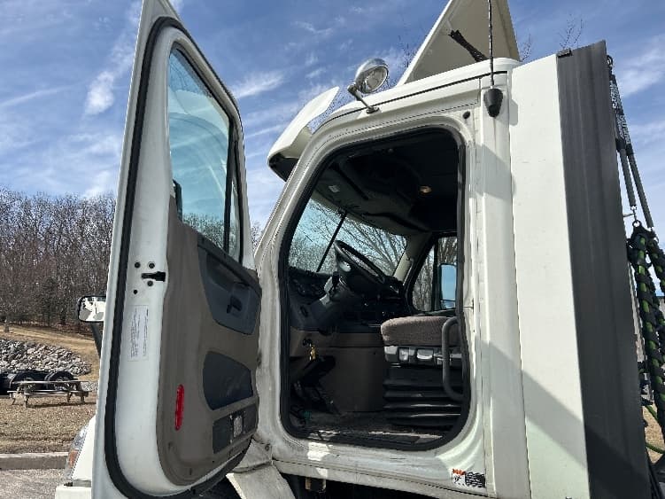 2017 Freightliner Cascadia — photo 9