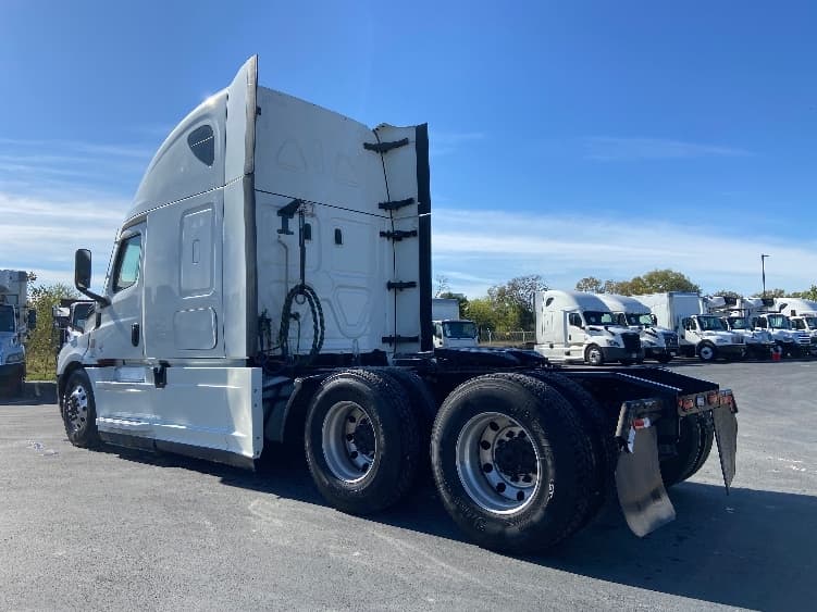 2023 Freightliner Cascadia — photo 5