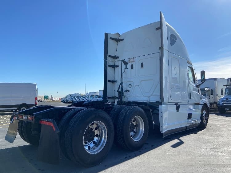 2023 Freightliner Cascadia — photo 7