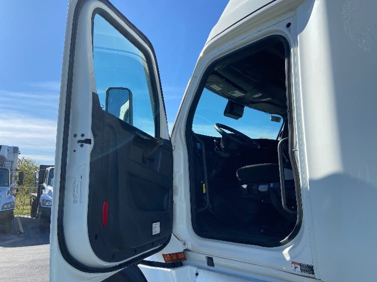 2023 Freightliner Cascadia — photo 9