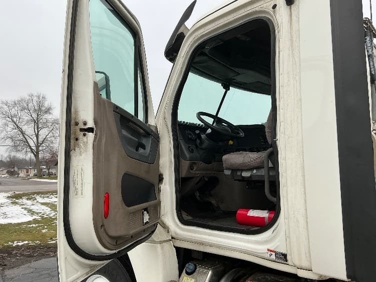2019 Freightliner Cascadia — photo 9