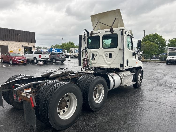 2017 Freightliner Cascadia — photo 7