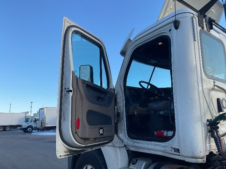 2019 Freightliner Cascadia — photo 9