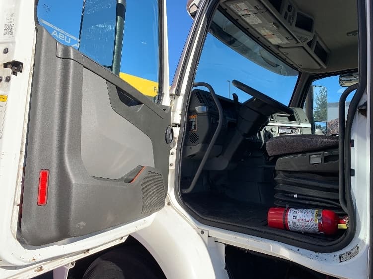 2019 Volvo VNR 640 — photo 8