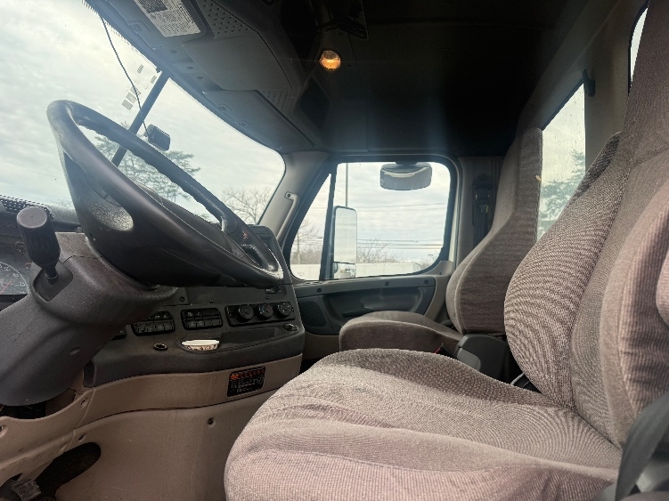 2019 Freightliner Cascadia — photo 10