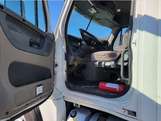 2019 Freightliner Cascadia — photo 9