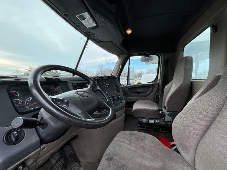 2019 Freightliner Cascadia — photo 9