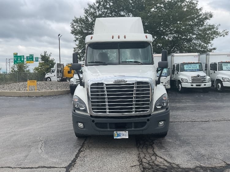 2019 Freightliner Cascadia — photo 2