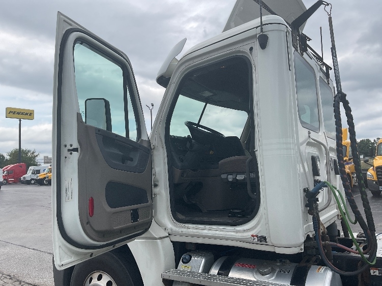 2019 Freightliner Cascadia — photo 9