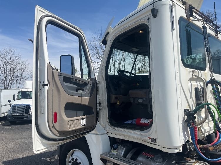 2019 Freightliner Cascadia — photo 9