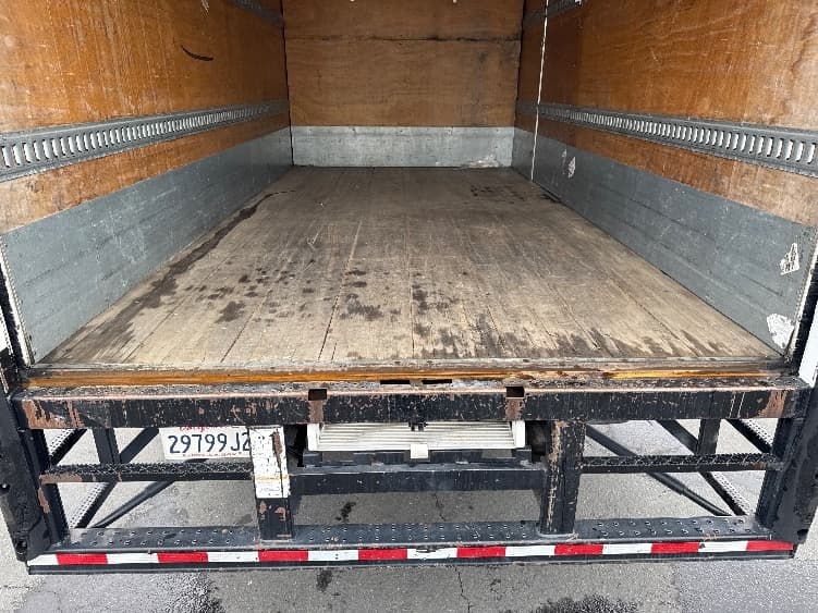 2019 Isuzu NRR — photo 10