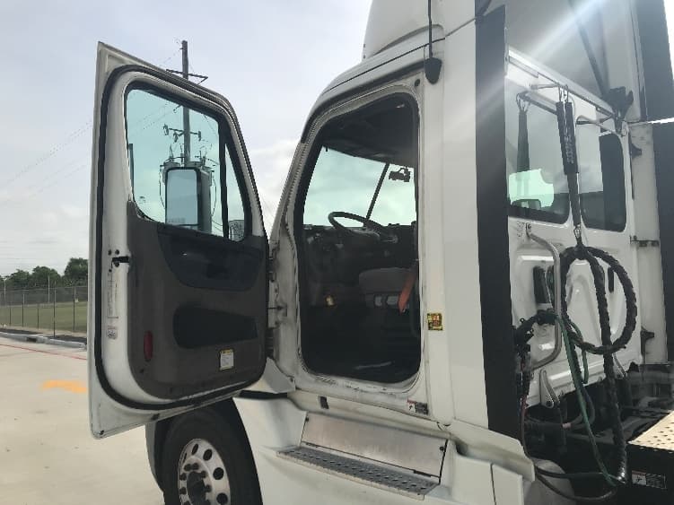 2019 Freightliner Cascadia — photo 9