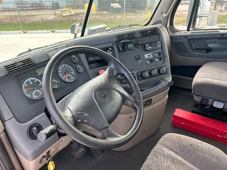 2019 Freightliner Cascadia — photo 10