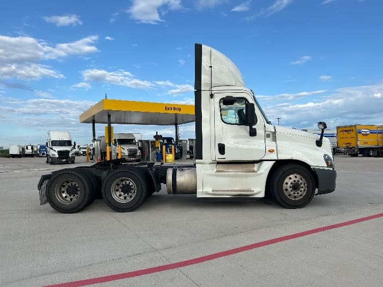 2019 Freightliner Cascadia — photo 8