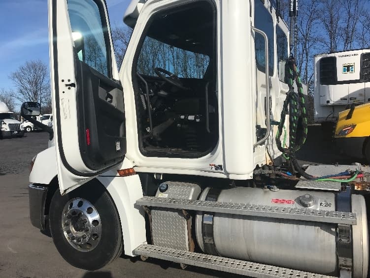 2019 Freightliner Cascadia — photo 9