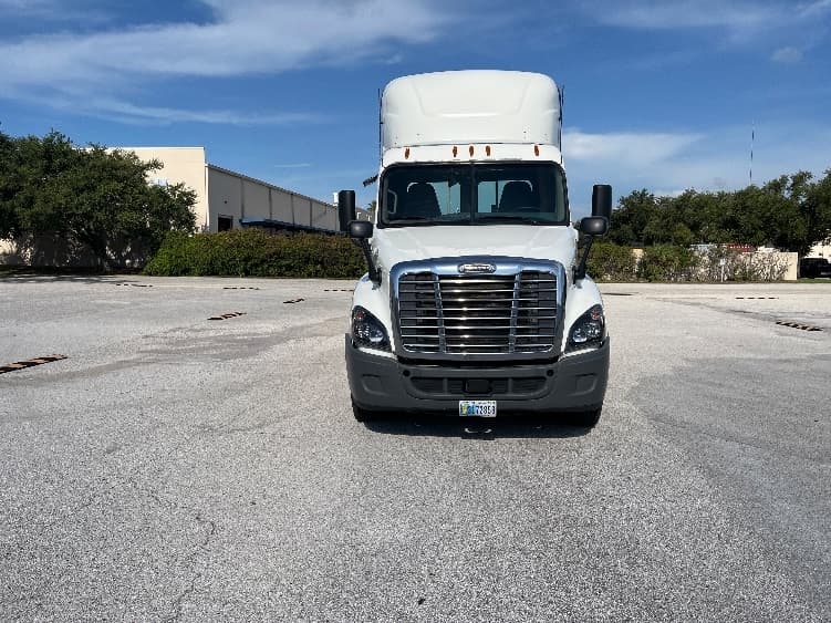 2019 Freightliner Cascadia — photo 2