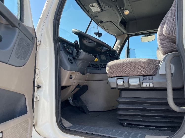 2019 Freightliner Cascadia — photo 9
