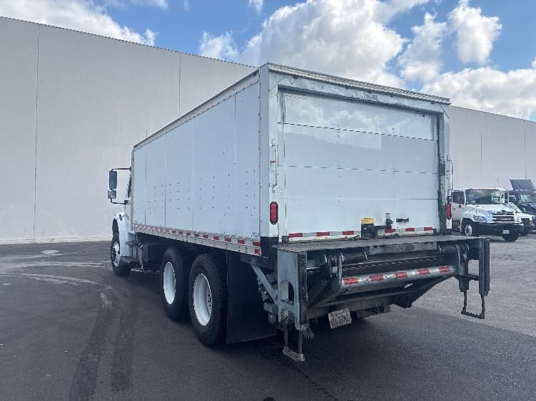2019 Freightliner M2 106 — photo 6