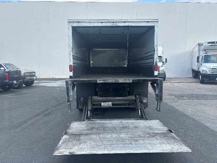 2019 Freightliner M2 106 — photo 9