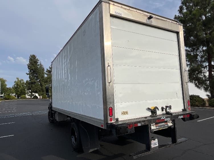 2019 Hino 268 — photo 6