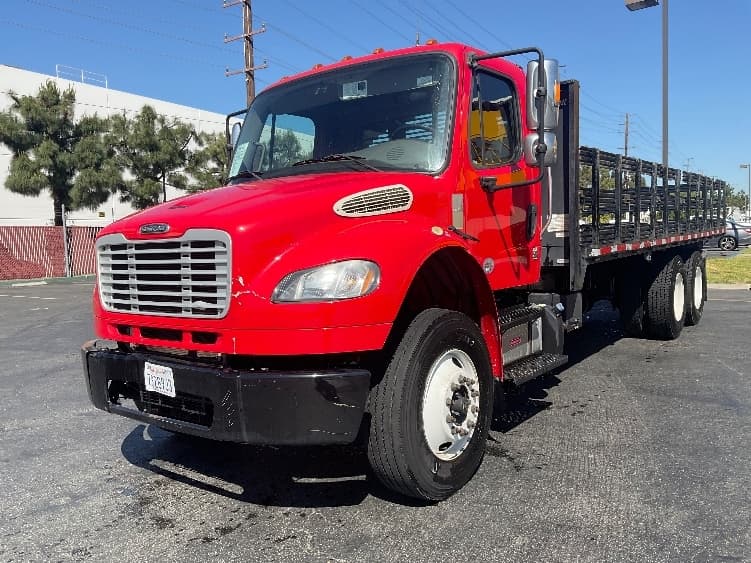 2019 Freightliner M2 106 — photo 3