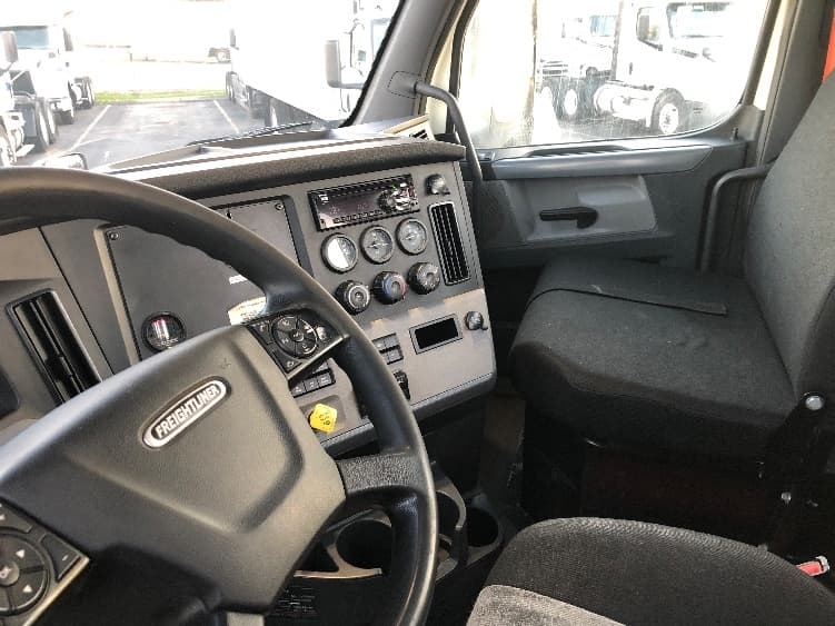 2019 Freightliner Cascadia — photo 10