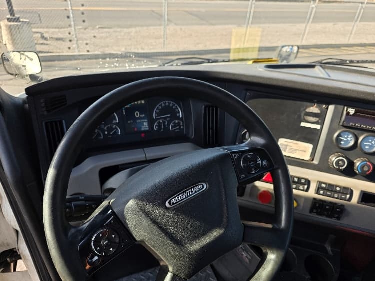 2019 Freightliner Cascadia — photo 10