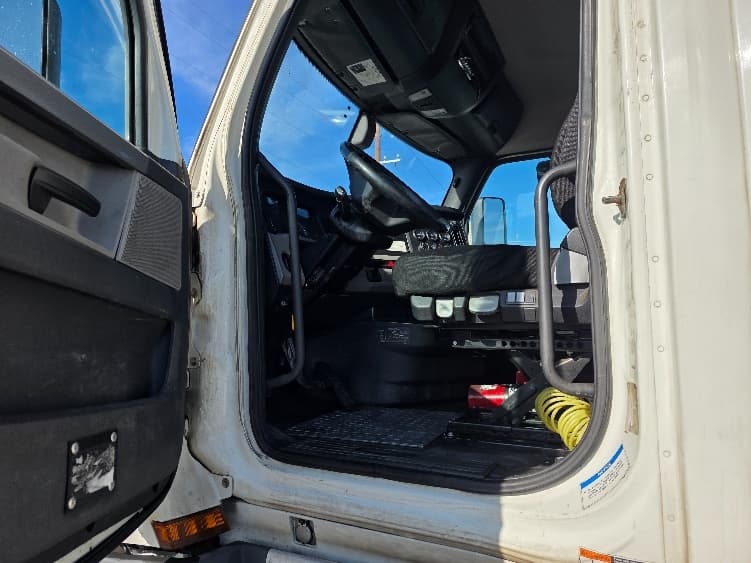 2019 Freightliner Cascadia — photo 9