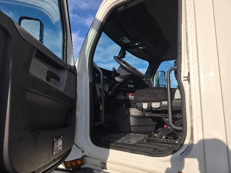 2019 Freightliner Cascadia — photo 9
