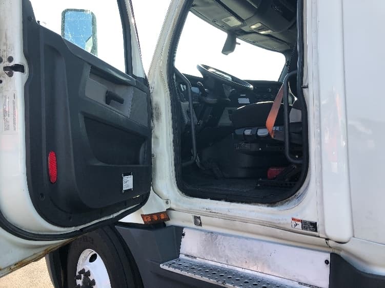 2019 Freightliner Cascadia — photo 9