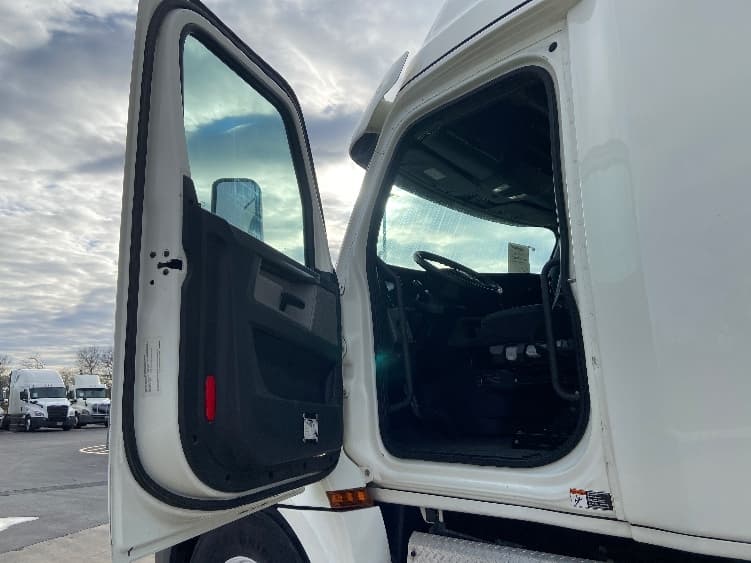 2019 Freightliner Cascadia — photo 9