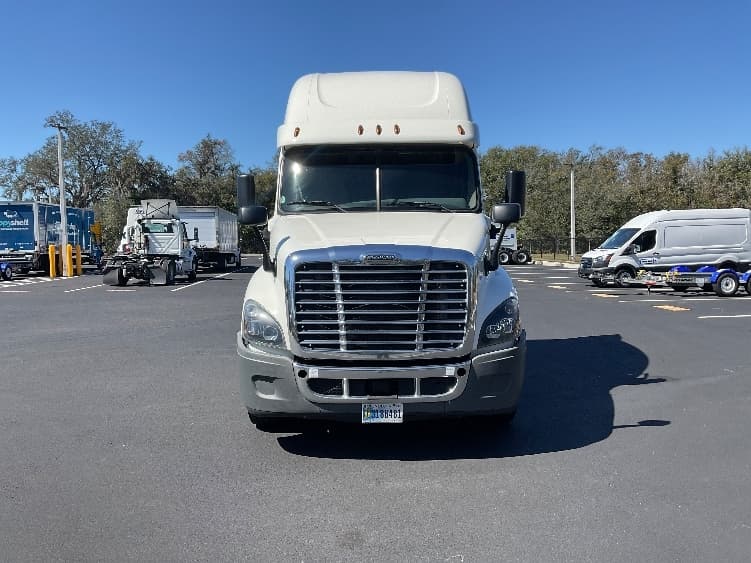 2019 Freightliner Cascadia — photo 2