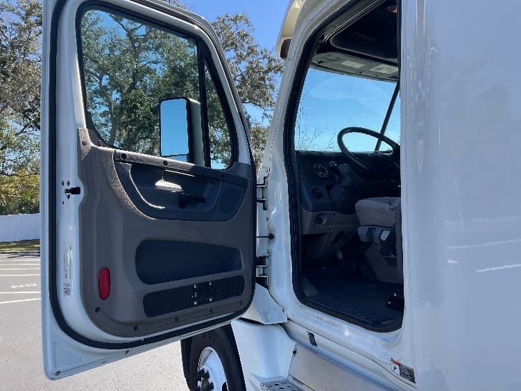 2019 Freightliner Cascadia — photo 9