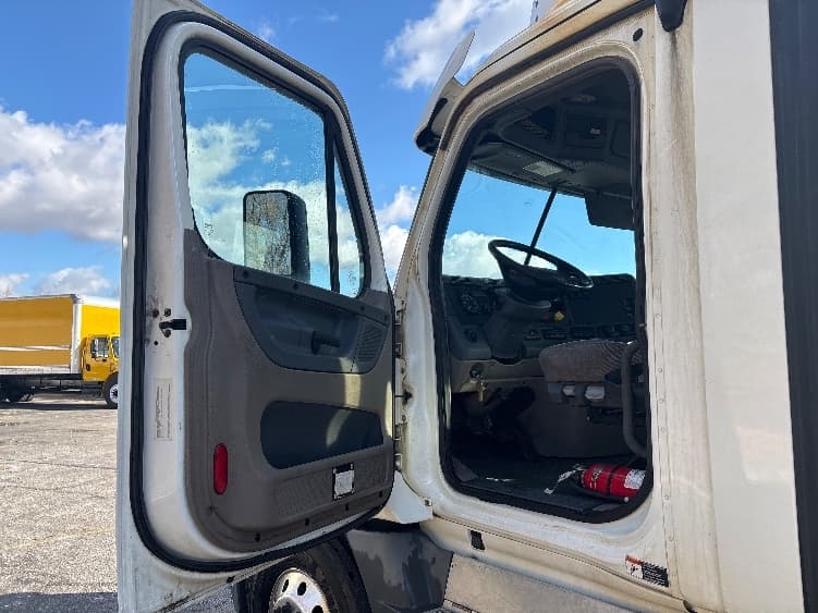 2019 Freightliner Cascadia — photo 9