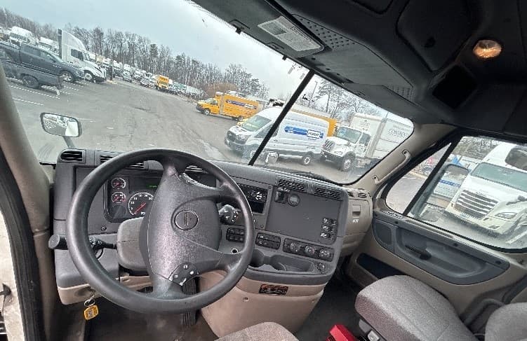 2019 Freightliner Cascadia — photo 10