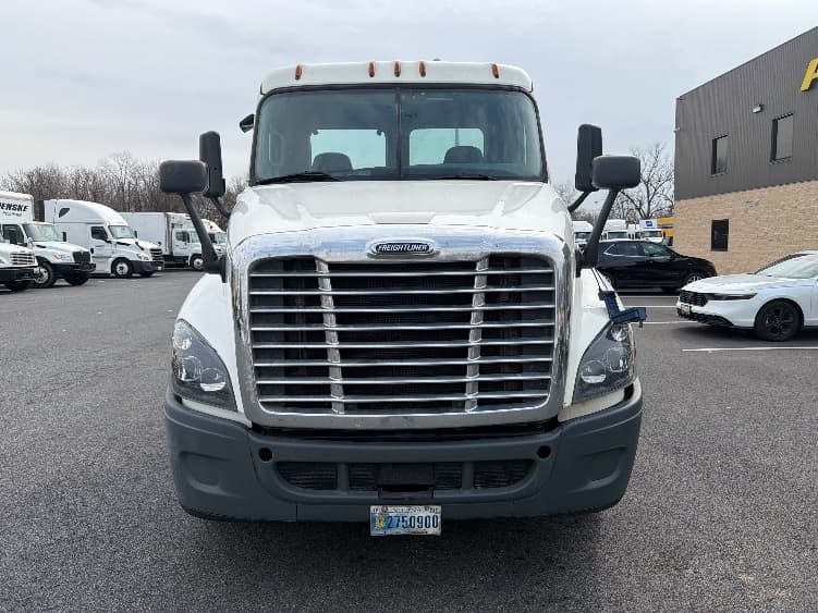 2019 Freightliner Cascadia — photo 2