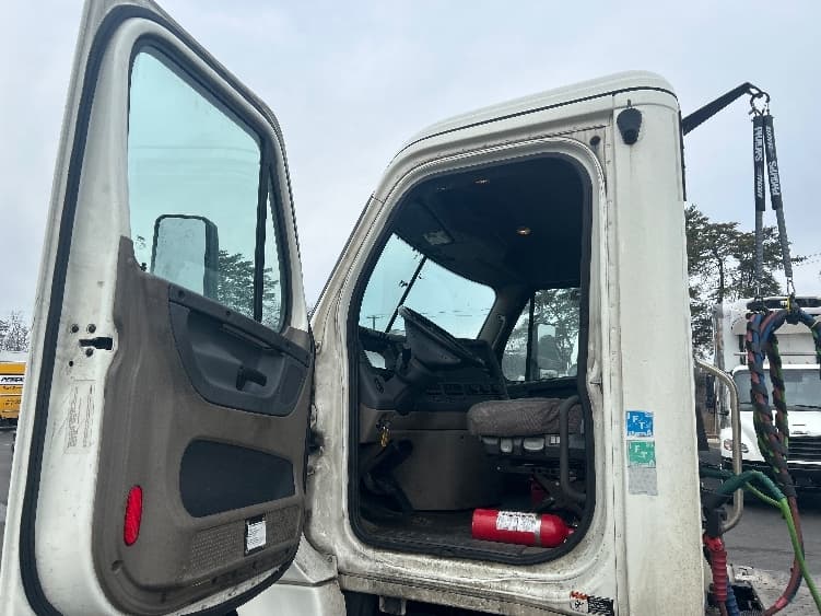 2019 Freightliner Cascadia — photo 8