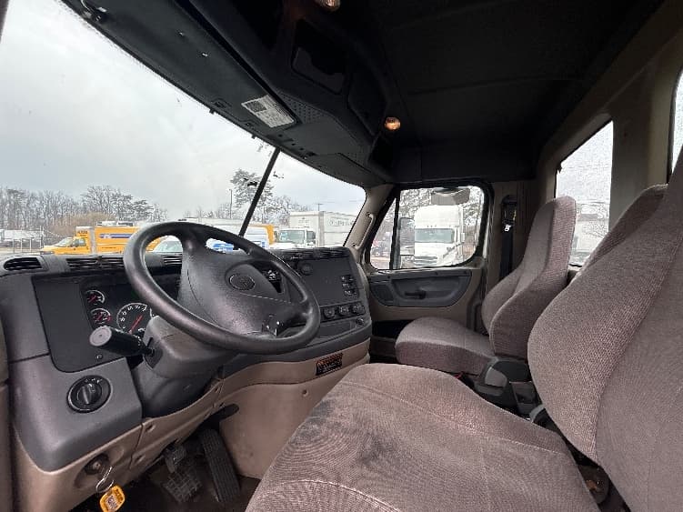2019 Freightliner Cascadia — photo 9