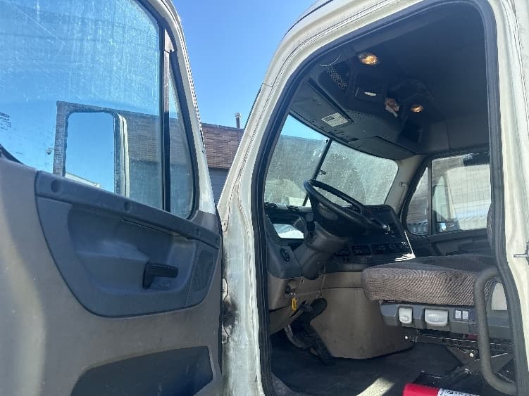 2019 Freightliner Cascadia — photo 9