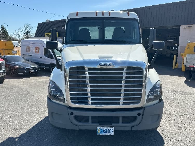 2019 Freightliner Cascadia — photo 2