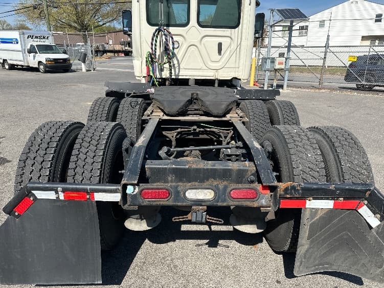 2019 Freightliner Cascadia — photo 6