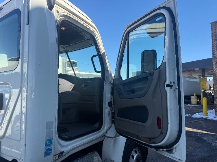 2019 Freightliner Cascadia — photo 10