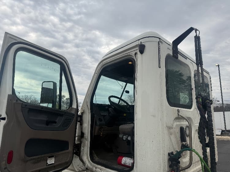 2019 Freightliner Cascadia — photo 9