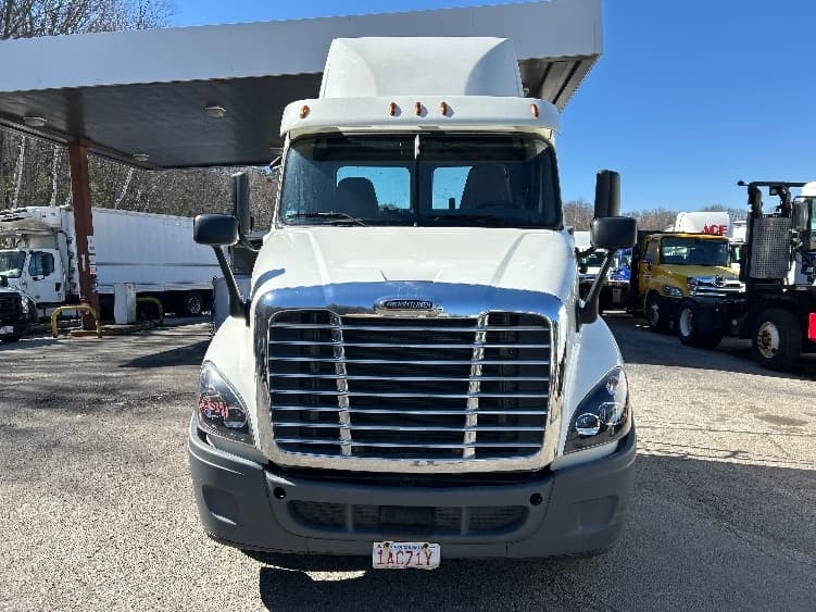 2019 Freightliner Cascadia — photo 2