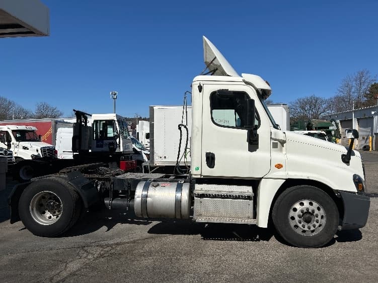 2019 Freightliner Cascadia — photo 8