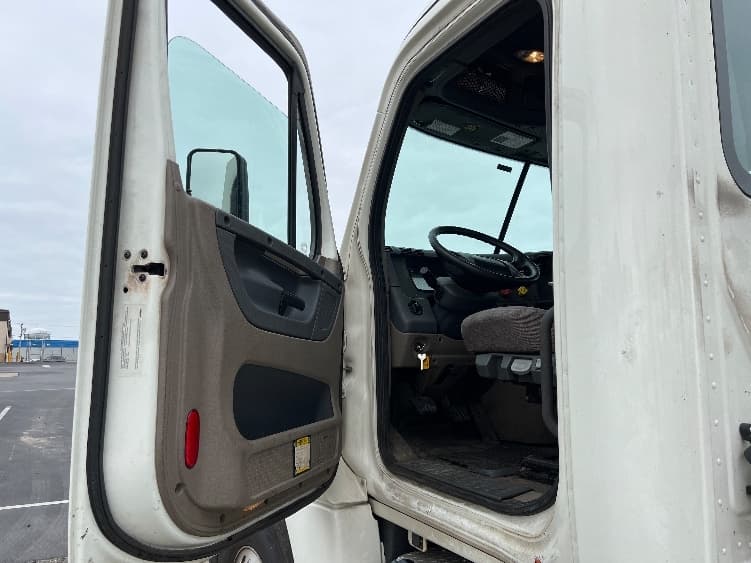 2019 Freightliner Cascadia — photo 9