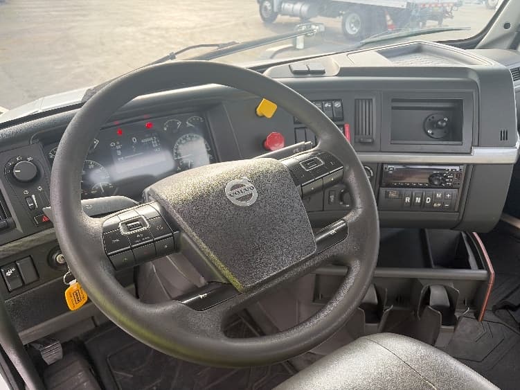 2019 Volvo VNL 300 — photo 10