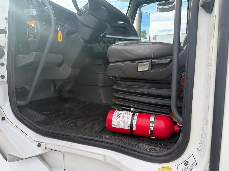 2019 Volvo VNL 300 — photo 9