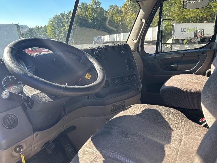 2019 Freightliner Cascadia — photo 10