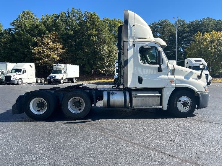 2019 Freightliner Cascadia — photo 8